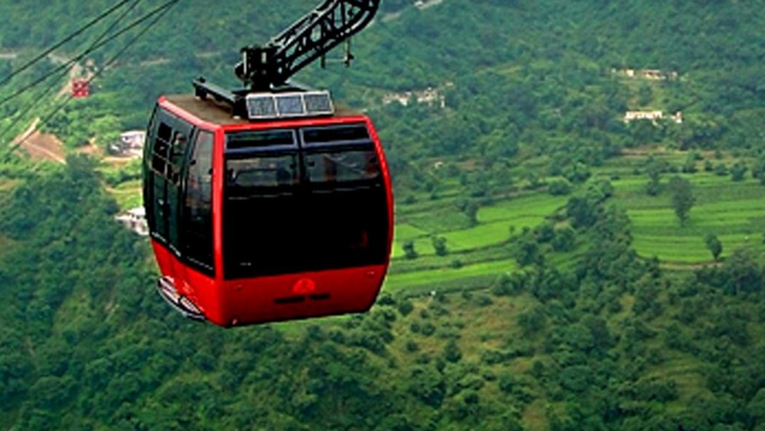 Turistas quedan varados en un teleférico a gran altura en la India y algunos de ellos bajan por una cuerda durante el rescate (VIDEO)