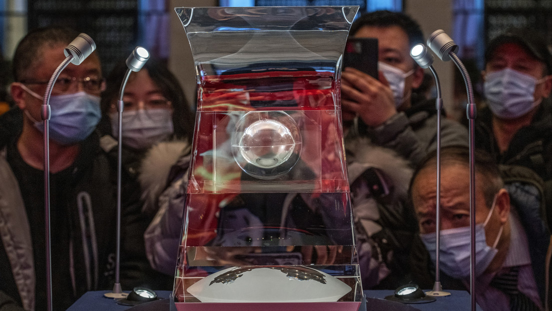 Científicos chinos hallan por primera vez minerales de alta presión en muestras lunares