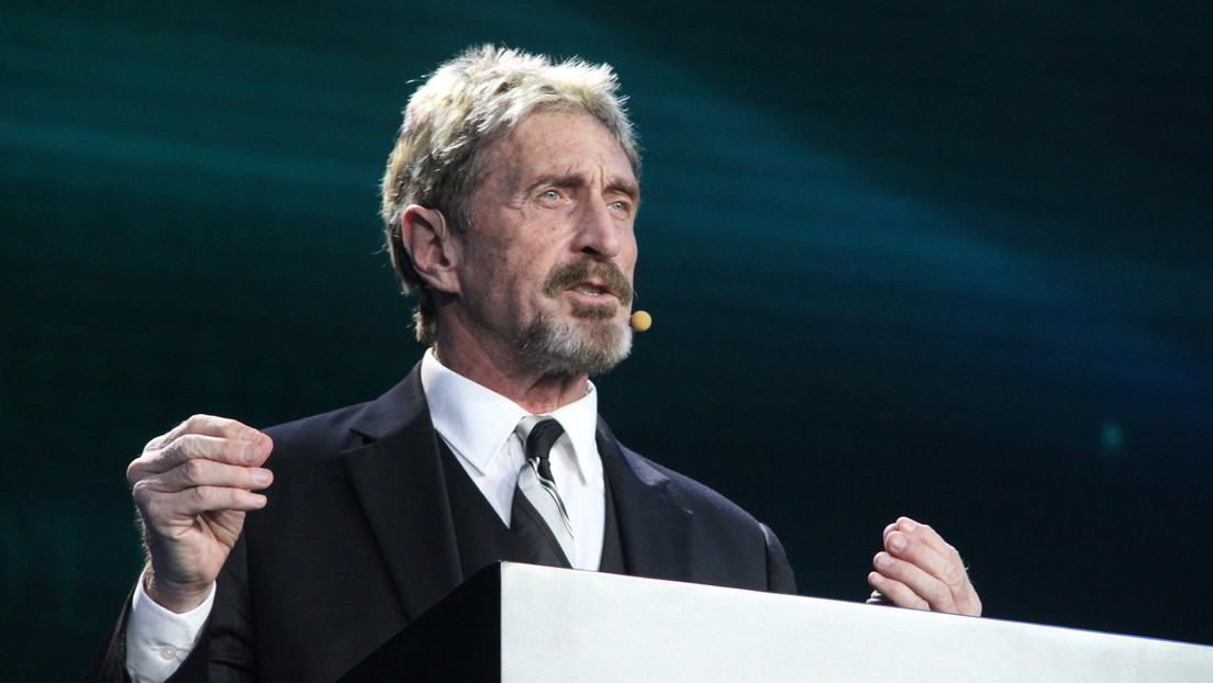 Se cumple un año de la muerte de John McAfee en prisión y su cadáver sigue en una morgue de España