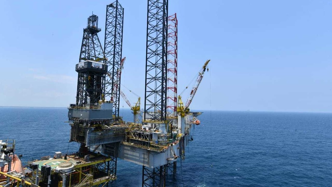 Personas armadas saquean 3 plataformas de la petrolera Pemex en México