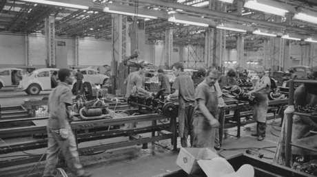 "Les amarraban a los árboles durante días": Acusan a Volkswagen de prácticas de "esclavitud" durante la dictadura militar en Brasil