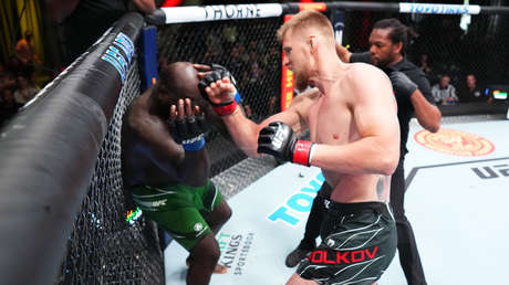 El ruso Alexander Vólkov noquea en el primer asalto a Jairzinho Rozenstruik y este critica la decisión del árbitro de detener la pelea