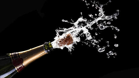 Científicos descorchan una botella de champán para 'destapar' los secretos de los viajes espaciales