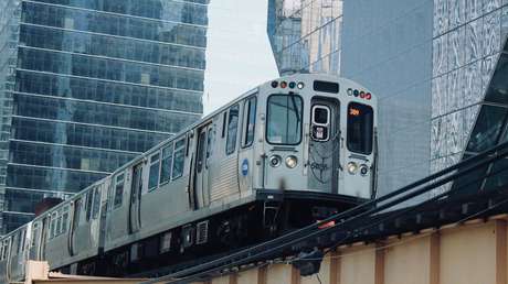 VIDEO: Un joven arriesga su vida para salvar a un hombre que cayó a unas vías de tren electrificadas