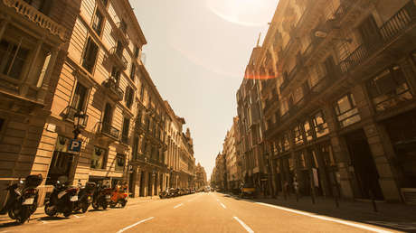 VIDEO: Asaltan a un hombre a plena luz del día en Barcelona y nadie lo ayuda