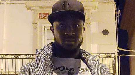 Muere un exfutbolista, símbolo de la lucha contra el racismo en el fútbol italiano, mientras iba camino al hospital