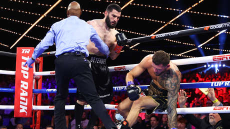 Artur Beterbíev aniquila en dos asaltos a Joe Smith Jr. y sigue siendo el único campeón mundial activo con el 100 % de victorias por nocauts