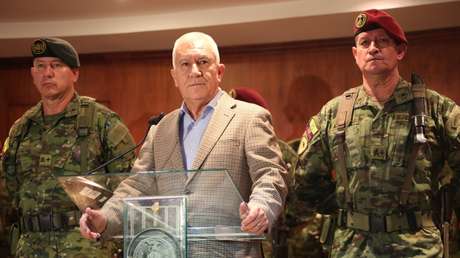 El ministro de Defensa dice que "la democracia del Ecuador está en serio riesgo" por las protestas antigubernamentales