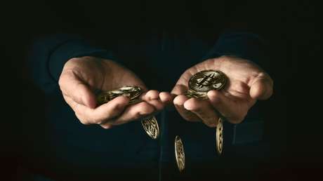 Un hombre atraca una tienda de oro porque "estaba extremadamente estresado" por las pérdidas de su inversión en bitcóin