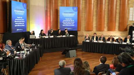 Exjefes de las extintas FARC-EP reconocen su responsabilidad en la política de secuestros durante el conflicto armado en Colombia