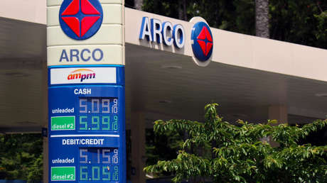 Medios: Biden quiere suprimir temporalmente el impuesto sobre la gasolina en EE.UU.