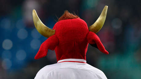 VIDEO: Una mascota de toro arrolla a un niño durante una carrera en EE.UU.