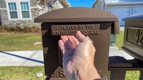 "Quedé pasmada": Una mujer recibe una misteriosa tarjeta postal enviada hace 62 años