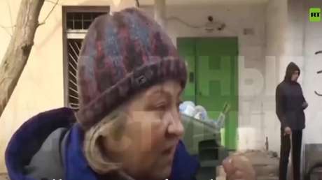 Una residente de Mariúpol cuenta cómo un tanque ucraniano bombardeó una tienda de autos (VIDEO)