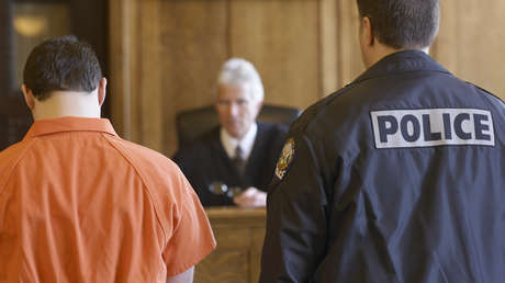 VIDEO: Un hombre golpea al presunto asesino de su hijo de tres años durante un juicio en EE.UU.