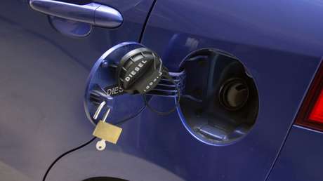 "No es algo terriblemente complicado": la televisión pública de Grecia enseña cómo "robar" gasolina de los autos