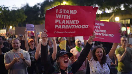 VIDEOS: Enfrentamientos entre los manifestantes por el derecho al aborto y la policía en Los Ángeles