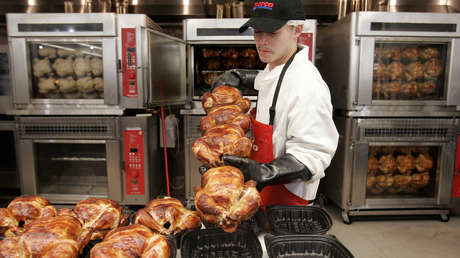 "Mueren lentamente de hambre, sed y enfermedades": Demandan a Costco por maltrato animal en su granja avícola