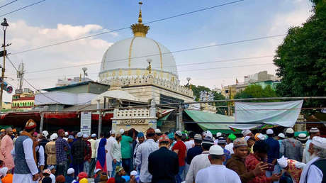 Una niña de 6 años y su madre son violadas en un coche por varios hombres que se ofrecieron a llevarlas a casa en la India