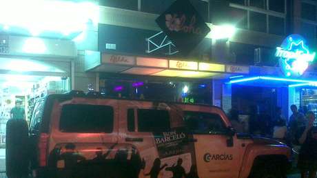 VIDEO: Turistas extranjeros lanzan mesas y sillas contra un bar y causan destrozos tras una riña en una playa en Portugal