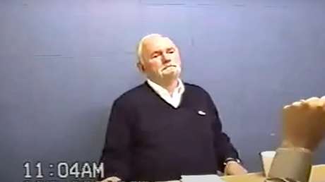 El marido de una mujer asesinada y envuelta en una alfombra es declarado como autor del crimen, poniendo fin a un caso sin resolver desde 1998