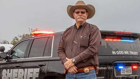Un sheriff de Texas devuelve personalmente a 4 migrantes ilegales a la frontera con México para deportarlos