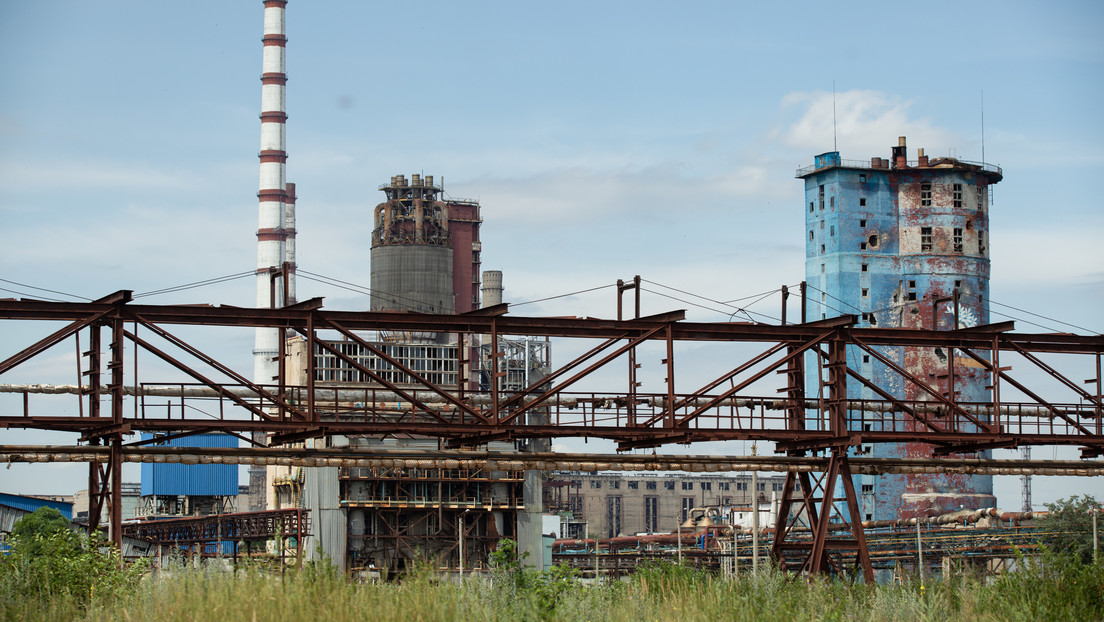 Revelan que neonazis ucranianos atrincherados en la planta Azot disparaban desde un tanque escondido detrás de civiles