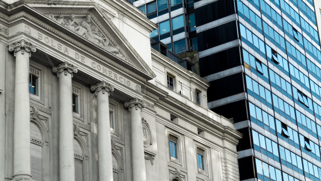 La Bolsa de Buenos Aires abre a la baja y el dólar se dispara luego de la renuncia del ministro de Economía de Argentina