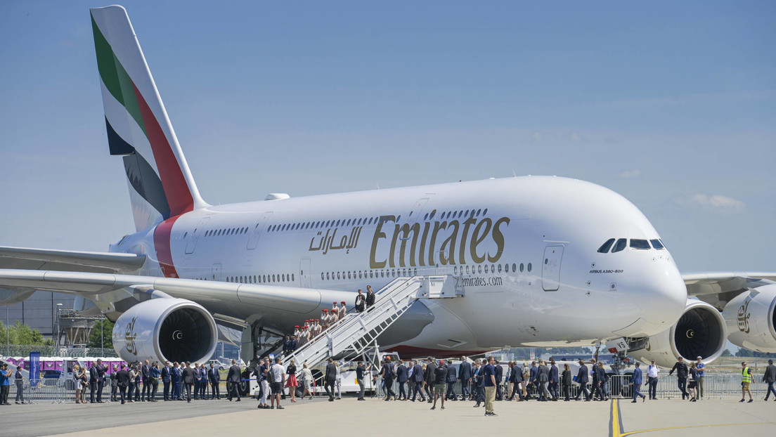 Aterriza con éxito un avión que voló casi 14 horas con un agujero en el fuselaje (FOTOS)