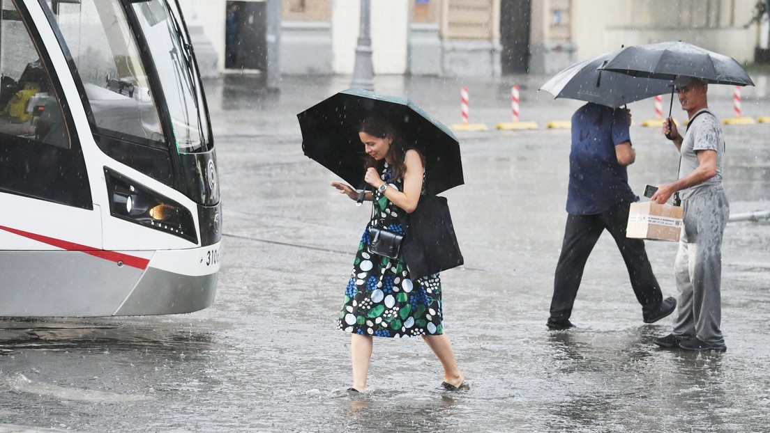 VIDEO, FOTOS: Tormenta con aguacero sacude a Moscú y deja al menos un herido