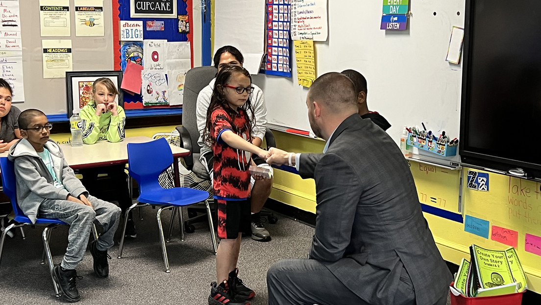 Un niño de 7 años salva la vida de su compañero de clase con una maniobra de primeros auxilios que vio en una serie de televisión