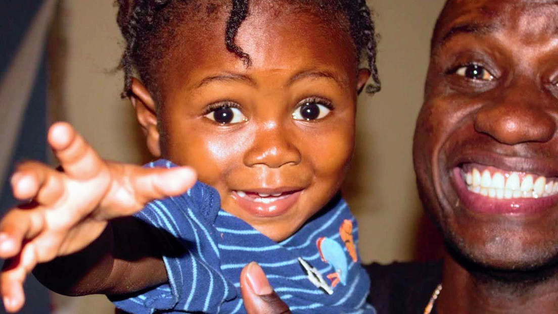 Un estudiante adopta a un niño que se encontró en la basura cubierto de hormigas durante sus vacaciones
