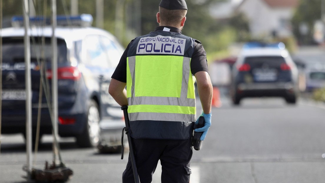 VIDEO: Un ladrón roba una cadena a un anciano a plena luz del día y varias personas lo reducen hasta que llega la Policía