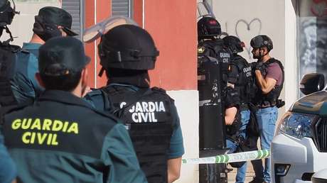 Detienen a un hombre en España que se atrincheró 12 horas en una casa con un rehén tras matar a un vecino y disparar contra un guardia civil