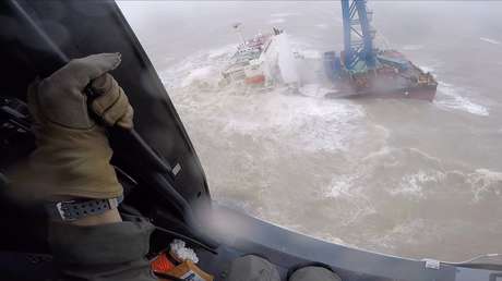 Un buque con 30 tripulantes a bordo se parte en dos cerca de Hong Kong tras ser golpeado por fuertes olas creadas por el tifón Chaba