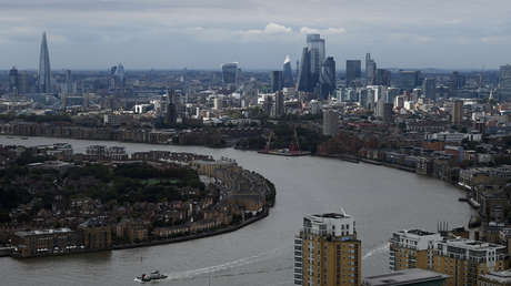 Una 'isla' de toallitas húmedas del tamaño de 2 canchas de tenis formada en el Támesis ya ha cambiado el curso del río