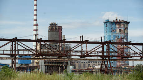Revelan que neonazis ucranianos atrincherados en la planta Azot disparaban desde un tanque escondido detrás de civiles