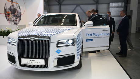 Casi como el que usa Putin: presentan en Rusia un coche Aurus con motor de hidrógeno