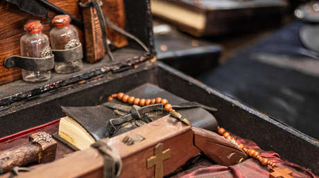 Una estaca, agua bendita y dos pistolas: subastan por más de 15.000 dólares un antiguo 'botiquín' para matar vampiros (FOTOS)