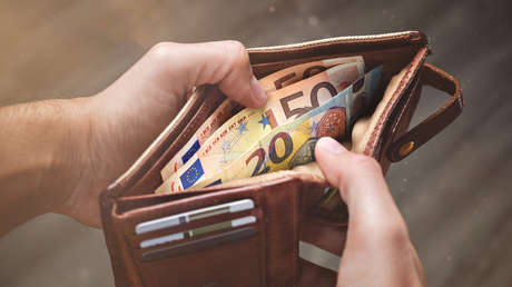 El euro cae a su valor más bajo en casi 20 años y queda cerca de la paridad con el dólar