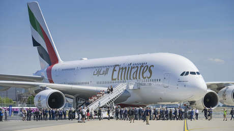 Aterriza con éxito un avión que voló casi 14 horas con un agujero en el fuselaje (FOTOS)