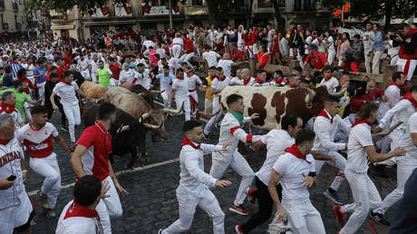 El primer encierro de los Sanfermines tras dos años suspendidos por la pandemia deja 6 heridos en España (VIDEO)