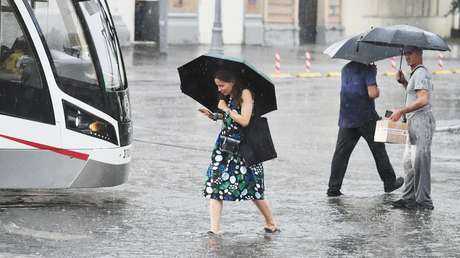 VIDEO, FOTOS: Tormenta con aguacero sacude a Moscú y deja al menos un herido