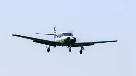 VIDEO: Un piloto novato completa un difícil aterrizaje sobre una autopista en EE.UU. tras un fallo del motor