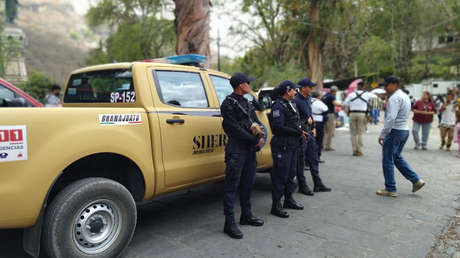 Indignación en México tras difundirse imágenes de policías enseñando a estudiantes de secundaria a usar armas de fuego