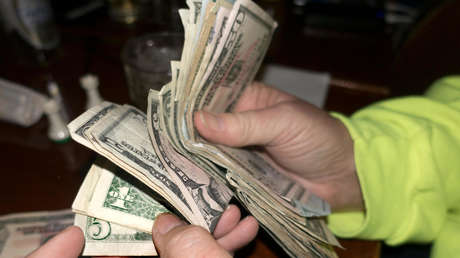 Un hombre encuentra debajo de su pórtico 2.000 dólares en billetes impresos en 1934