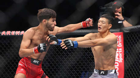 Casi noquean al luchador de la UFC Matt Schnell en varias ocasiones, pero logra imponerse a su rival con una impactante sumisión (VIDEO)