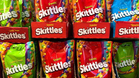Los Skittles no son aptos para el consumo humano por contener un colorante tóxico, afirma demanda contra el fabricante