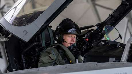 Boris Johnson compara su mandato con su reciente vuelo en un caza de combate y enumera las "hazañas asombrosas" de su Gobierno (VIDEO)