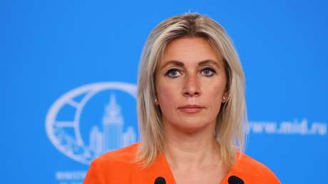 "Repostar es cosa de dioses": Zajárova ridiculiza el video de Boris Johnson a bordo de un caza de combate